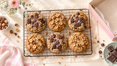Box de six cookies classiques sur grille de refroidissement